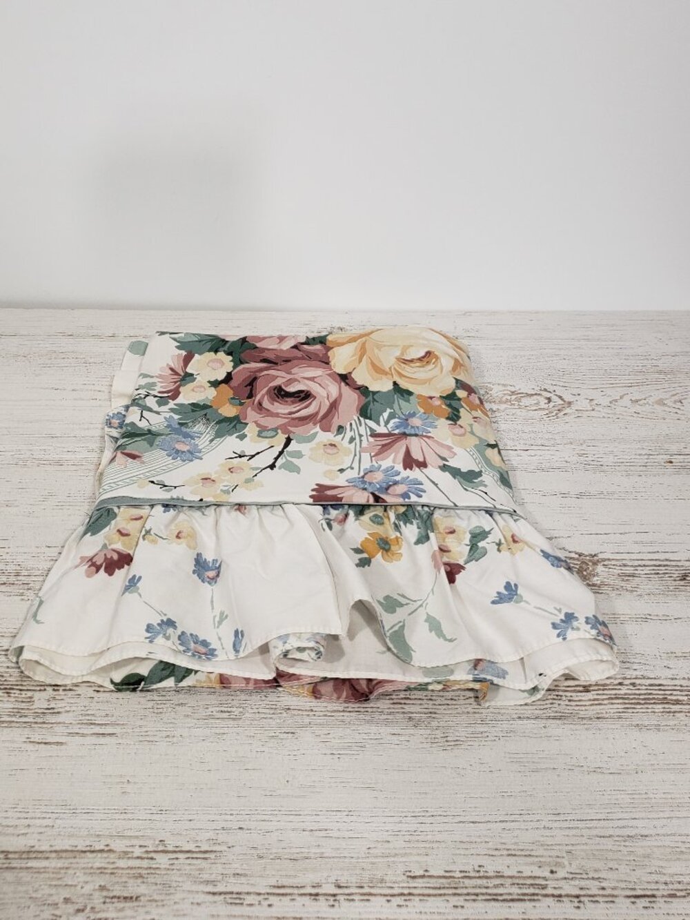 Springmaid  Floral Ruffled Standard Pillowsham  Vintage  envelope closure